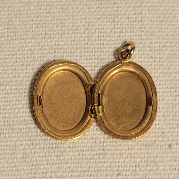 Antique Walter E. Hayward Gold Filled Locket Etched Floral - Picture 3 of 11